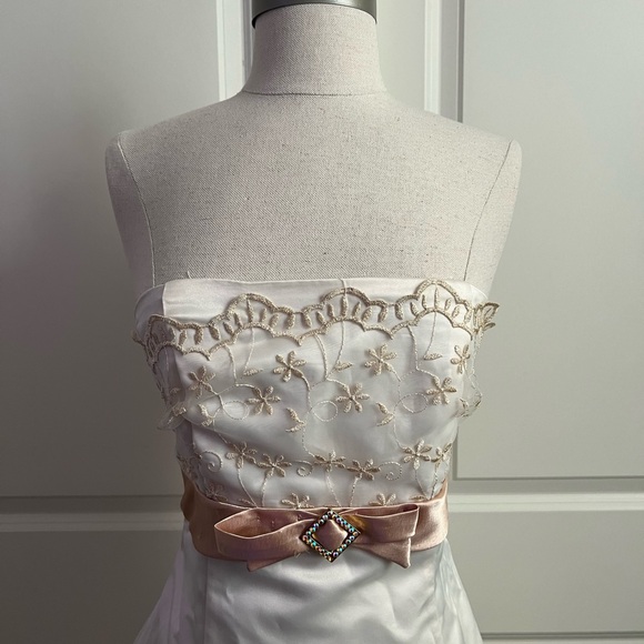 Elegant White Strapless Dress with Embroidered Bodice - Picture 2 of 6